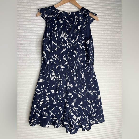 MOON RIVER Navy &
White Print Ruffle Trim
Romantic Romper Size L - Picture 2 of 11